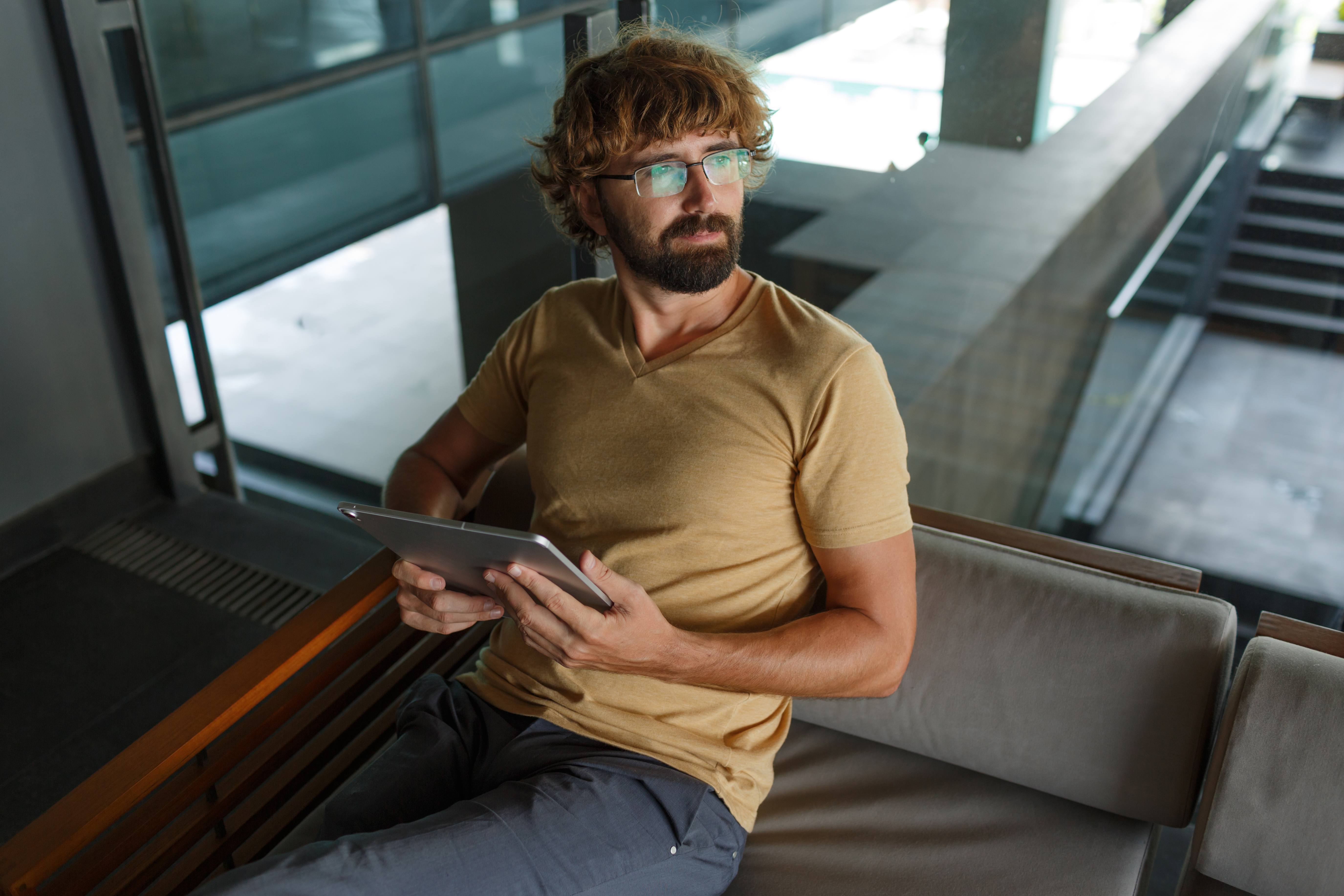 Leitora a consultar conteudo num tablet